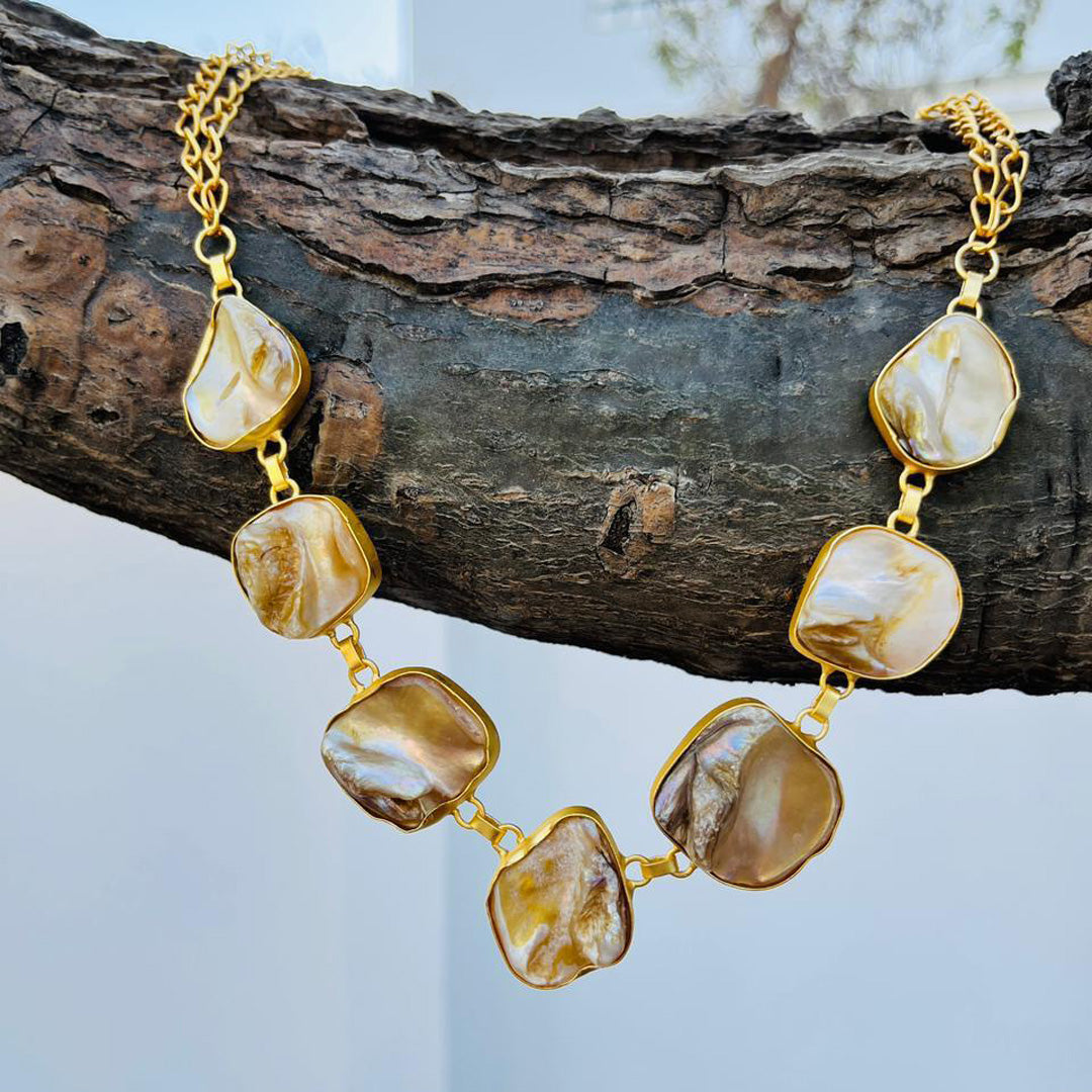 Baroque Shell Pearl Chain Necklace Set—a 3-in-1 piece designed to adapt to any look and occasion.