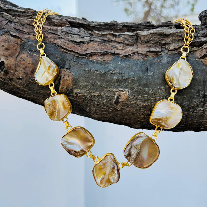 Baroque Shell Pearl Chain Necklace Set—a 3-in-1 piece designed to adapt to any look and occasion.