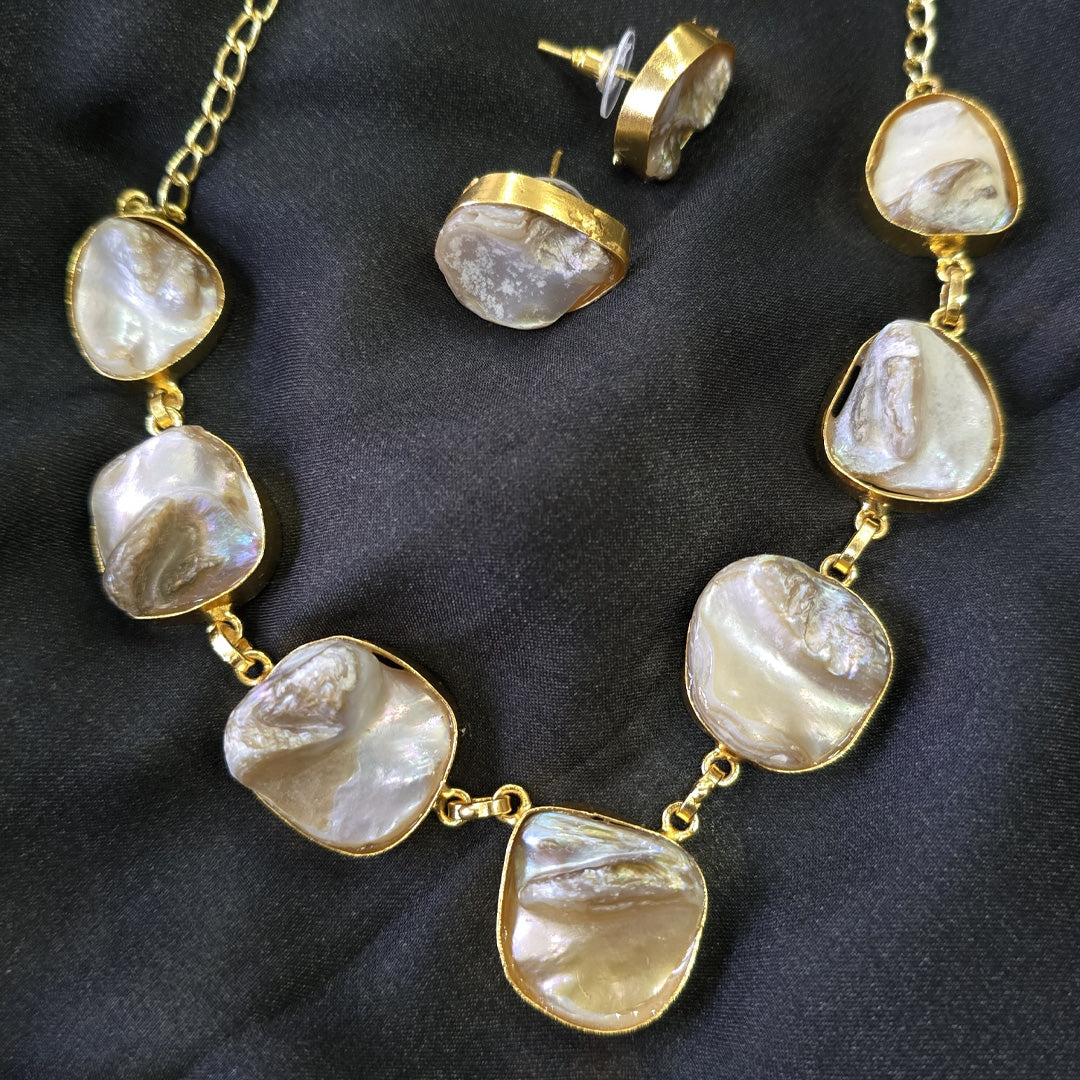 Baroque Shell Pearl Chain Necklace Set—a 3-in-1 piece designed to adapt to any look and occasion.