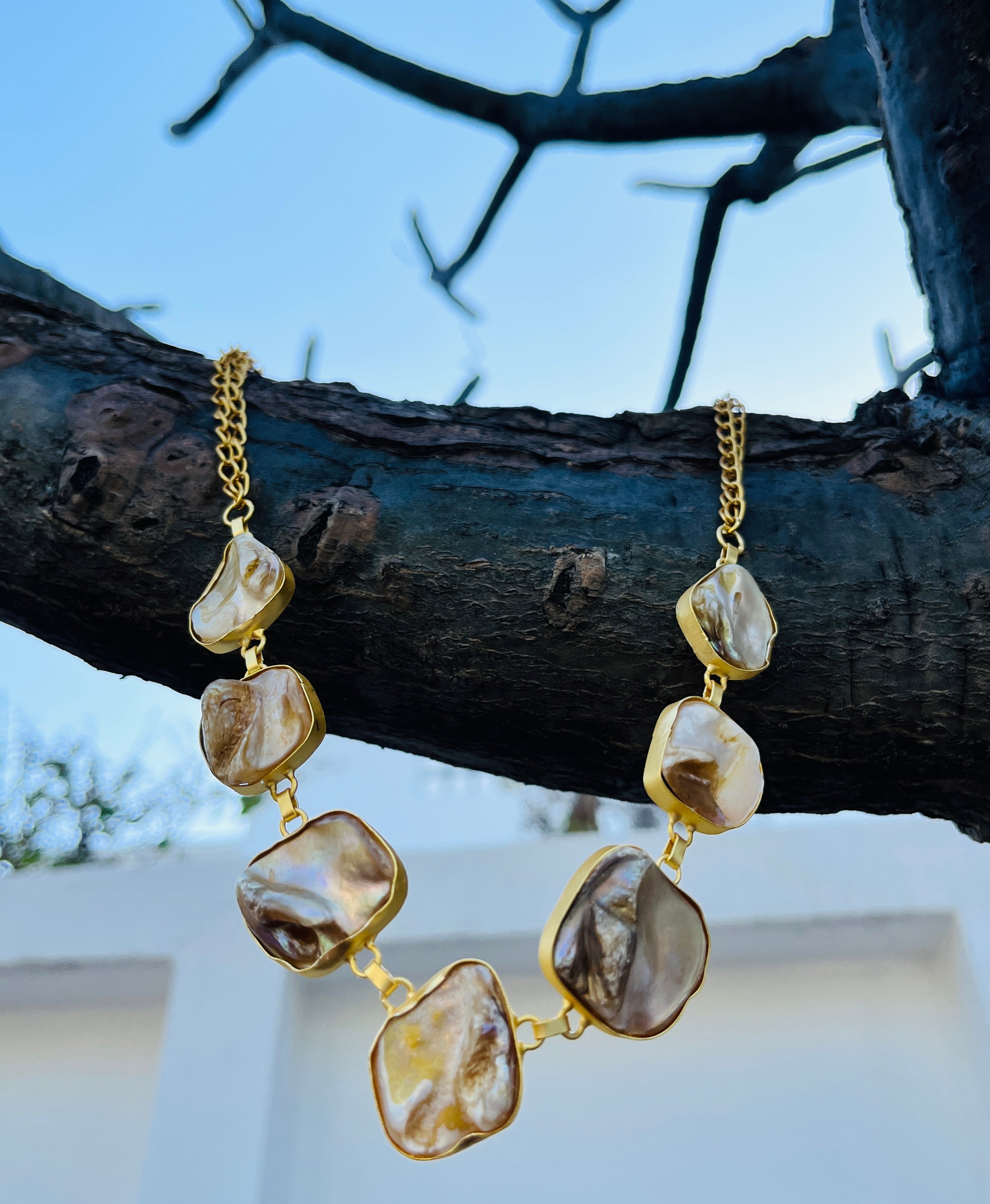 Baroque Shell Pearl Chain Necklace Set—a 3-in-1 piece designed to adapt to any look and occasion.
