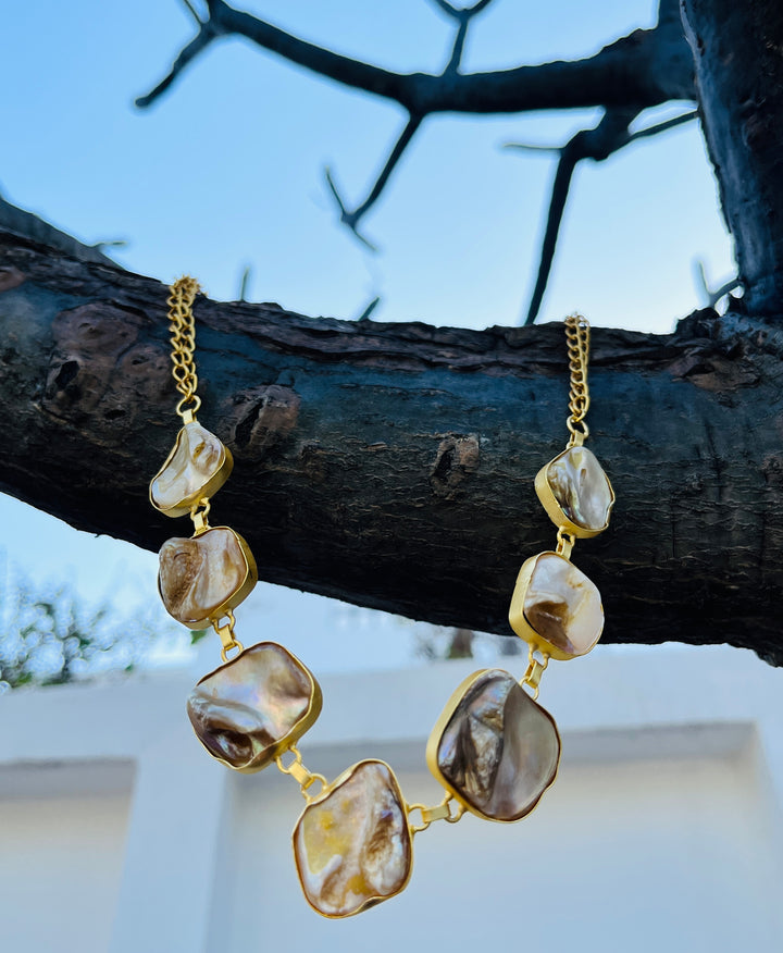 Baroque Shell Pearl Chain Necklace Set—a 3-in-1 piece designed to adapt to any look and occasion.