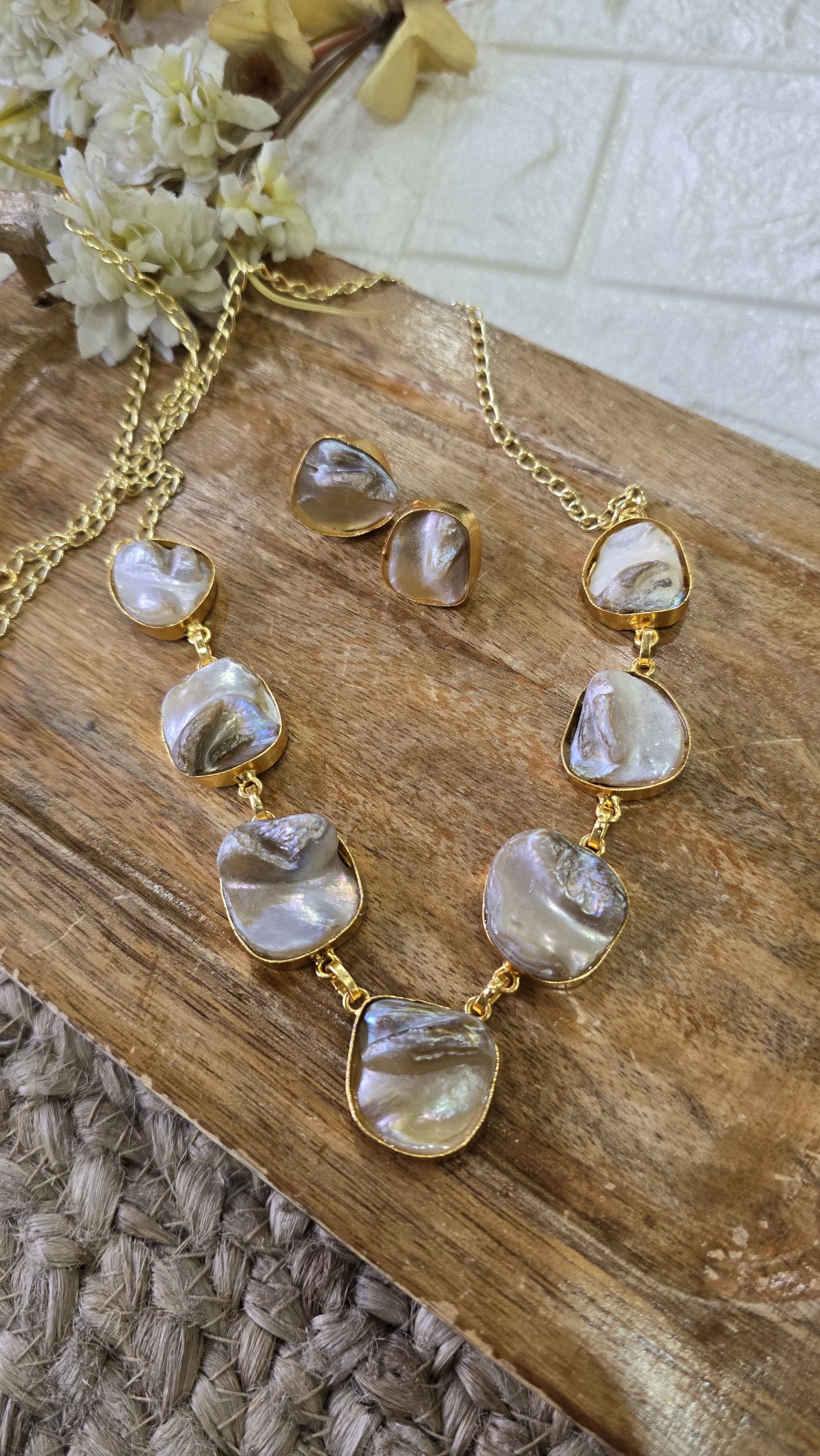 Baroque Shell Pearl Chain Necklace Set—a 3-in-1 piece designed to adapt to any look and occasion.