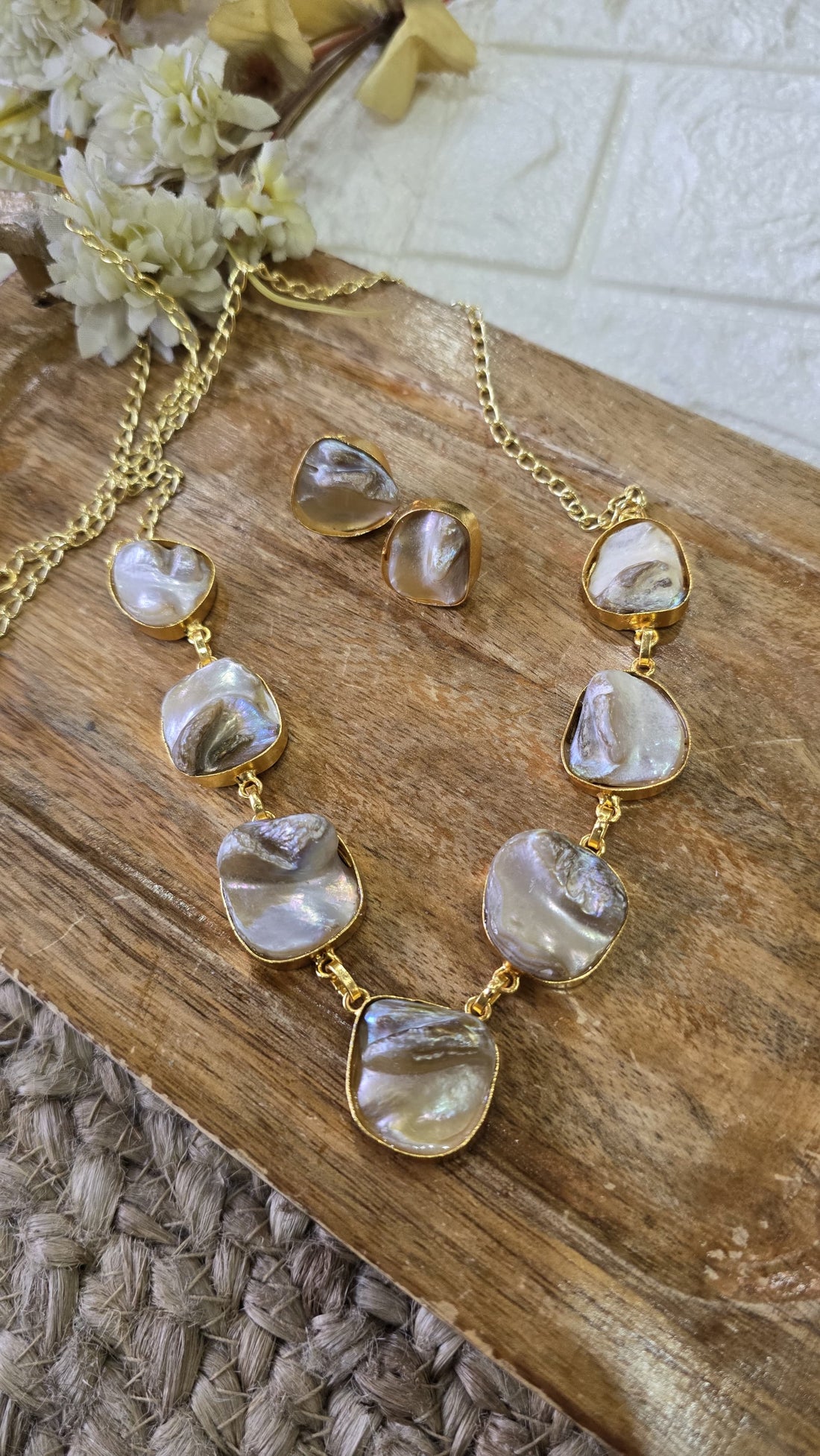 Baroque Shell Pearl Chain Necklace Set—a 3-in-1 piece designed to adapt to any look and occasion.