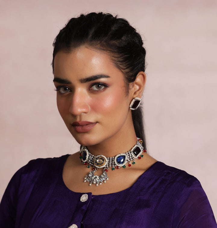 Silver tone antique necklace with monalisa stone .