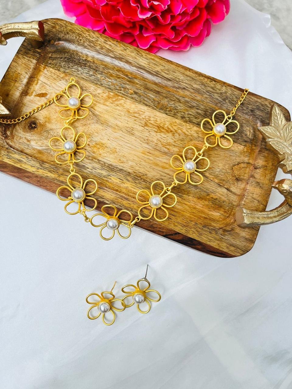 Daisy Pearl Pendant Necklace