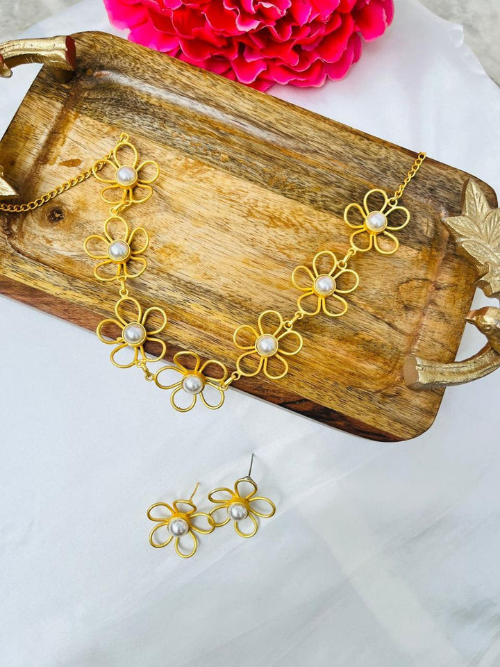 Daisy Pearl Pendant Necklace
