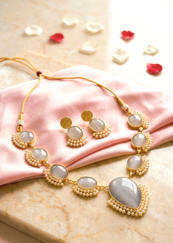 Gold-Plated Grey Monalisa Stone Necklace Set with Pearl Beading